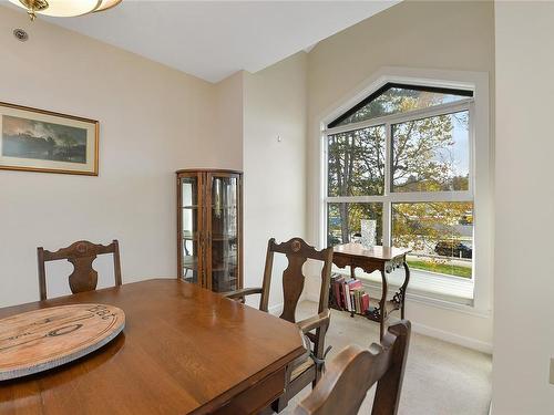 302-3969 Shelbourne St, Saanich, BC - Indoor Photo Showing Dining Room