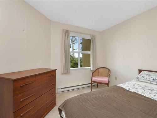 302-3969 Shelbourne St, Saanich, BC - Indoor Photo Showing Bedroom