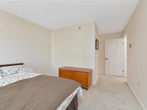 302-3969 Shelbourne St, Saanich, BC - Indoor Photo Showing Bedroom