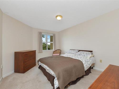 302-3969 Shelbourne St, Saanich, BC - Indoor Photo Showing Bedroom