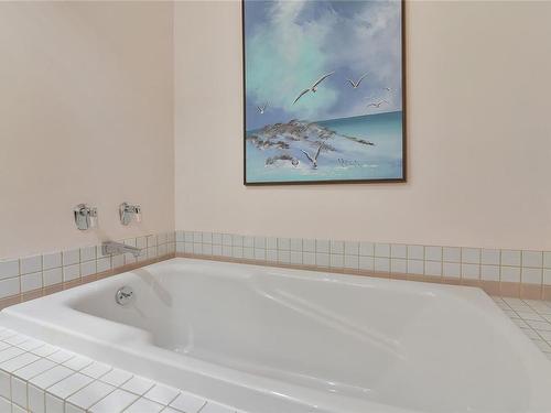 302-3969 Shelbourne St, Saanich, BC - Indoor Photo Showing Bathroom