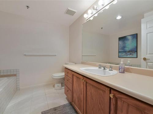 302-3969 Shelbourne St, Saanich, BC - Indoor Photo Showing Bathroom