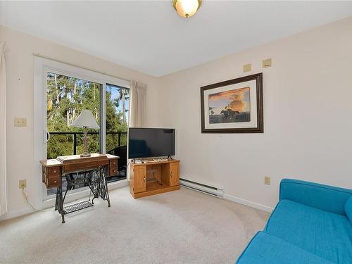 302-3969 Shelbourne St, Saanich, BC - Indoor