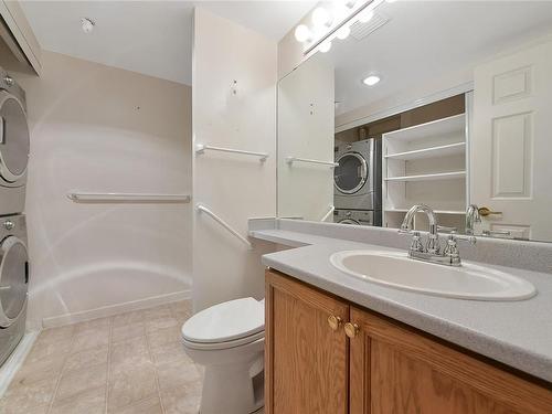 302-3969 Shelbourne St, Saanich, BC - Indoor Photo Showing Bathroom