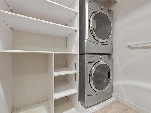 302-3969 Shelbourne St, Saanich, BC - Indoor Photo Showing Laundry Room