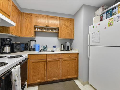 302-3969 Shelbourne St, Saanich, BC - Indoor Photo Showing Kitchen