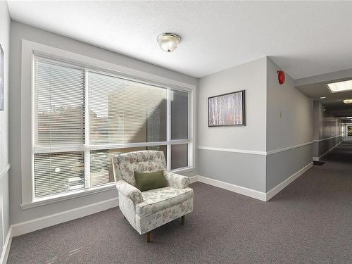 302-3969 Shelbourne St, Saanich, BC - Indoor