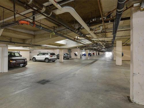 302-3969 Shelbourne St, Saanich, BC - Indoor Photo Showing Garage