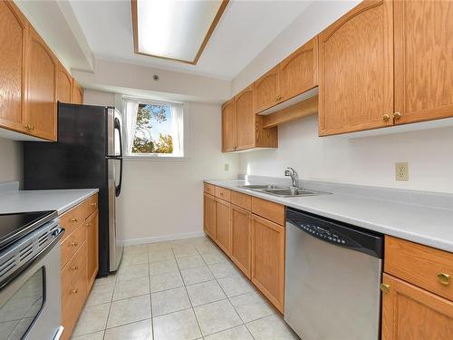 302-3969 Shelbourne St, Saanich, BC - Indoor Photo Showing Kitchen With Double Sink