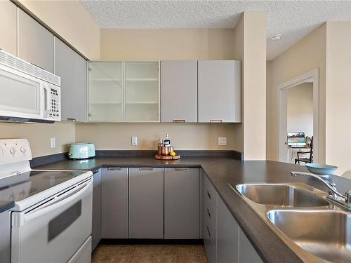 419-870 Short St, Saanich, BC - Indoor Photo Showing Kitchen With Double Sink