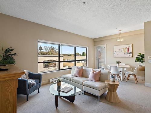 419-870 Short St, Saanich, BC - Indoor Photo Showing Living Room