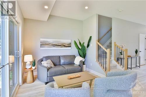 320 Lewis W Street, Merrickville-Wolford, ON - Indoor Photo Showing Living Room