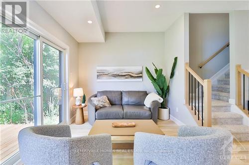 320 Lewis W Street, Merrickville-Wolford, ON - Indoor Photo Showing Living Room