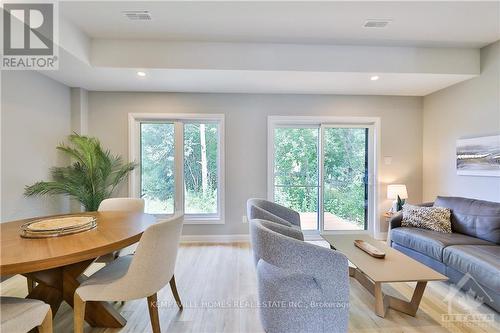 320 Lewis W Street, Merrickville-Wolford, ON - Indoor Photo Showing Living Room