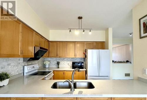 11 Kenilworth Gate, Markham, ON - Indoor Photo Showing Kitchen With Double Sink