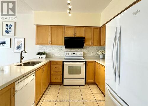 11 Kenilworth Gate, Markham, ON - Indoor Photo Showing Kitchen With Double Sink