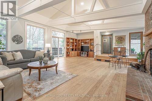 5561 Marion Street, Thames Centre (Dorchester), ON - Indoor Photo Showing Living Room