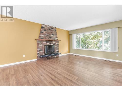 3945 Victoria Place, Port Coquitlam, BC - Indoor Photo Showing Living Room With Fireplace