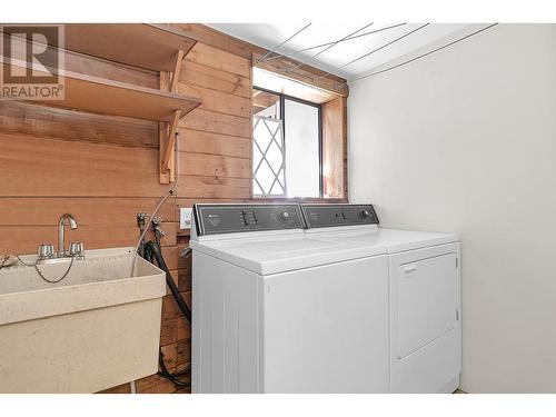 3945 Victoria Place, Port Coquitlam, BC - Indoor Photo Showing Laundry Room