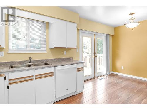 3945 Victoria Place, Port Coquitlam, BC - Indoor Photo Showing Kitchen With Double Sink