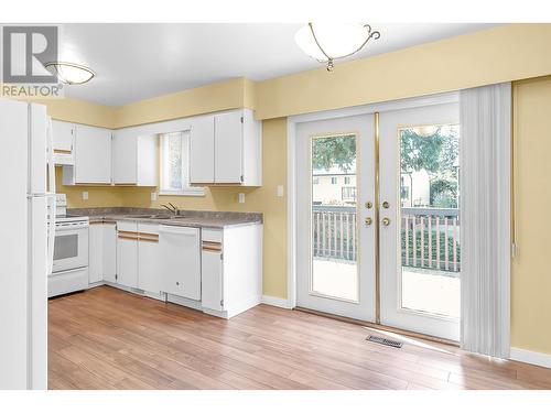 3945 Victoria Place, Port Coquitlam, BC - Indoor Photo Showing Kitchen