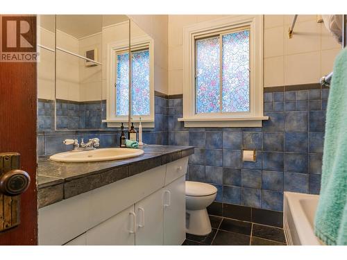 100 Rossland Avenue, Trail, BC - Indoor Photo Showing Bathroom