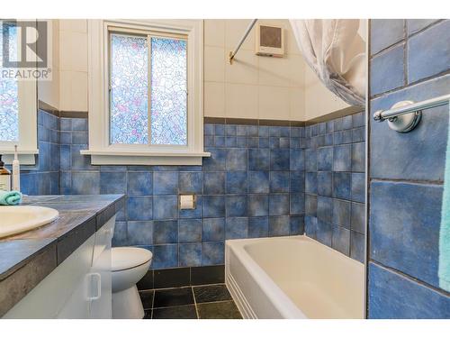 100 Rossland Avenue, Trail, BC - Indoor Photo Showing Bathroom