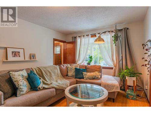 100 Rossland Avenue, Trail, BC - Indoor Photo Showing Living Room