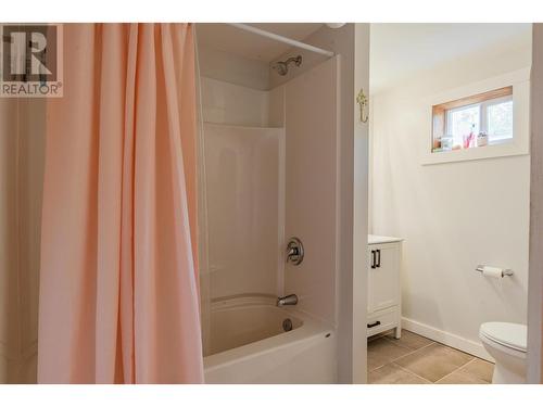 100 Rossland Avenue, Trail, BC - Indoor Photo Showing Bathroom