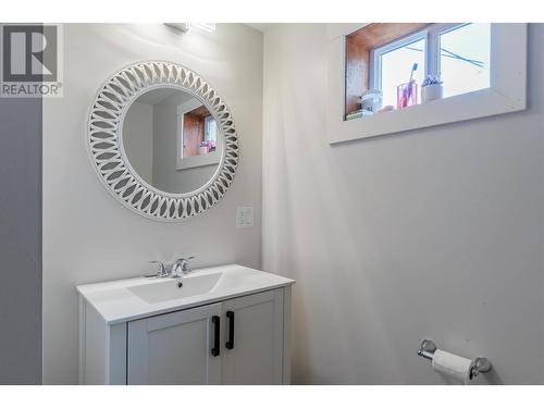 100 Rossland Avenue, Trail, BC - Indoor Photo Showing Bathroom