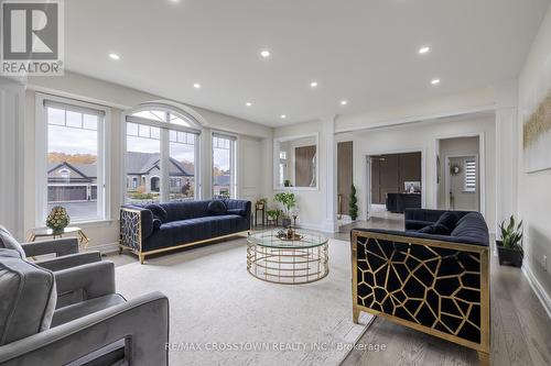 10 Stewart Crescent, Essa, ON - Indoor Photo Showing Living Room