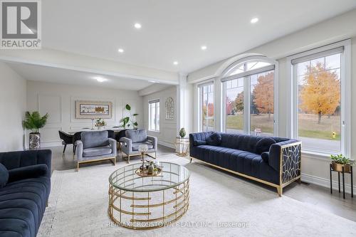 10 Stewart Crescent, Essa, ON - Indoor Photo Showing Living Room