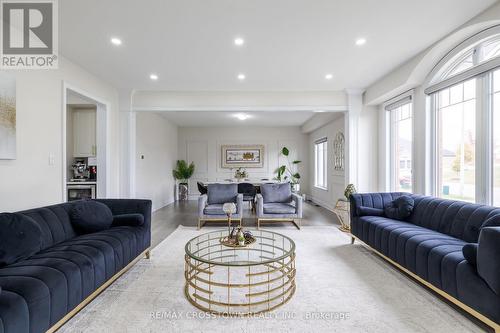 10 Stewart Crescent, Essa, ON - Indoor Photo Showing Living Room