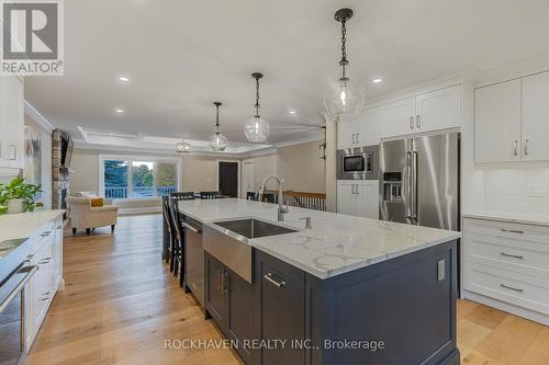 155 Grove Park Drive, Burlington, ON - Indoor Photo Showing Kitchen With Upgraded Kitchen