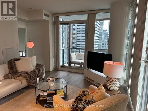 2611 - 290 Adelaide Street W, Toronto, ON - Indoor Photo Showing Living Room