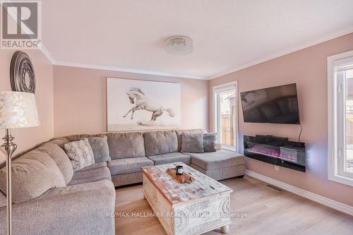 420 Meadowhawk Crescent, Ottawa, ON - Indoor Photo Showing Living Room