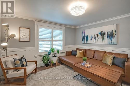 28 Roxborough Avenue, Hamilton, ON - Indoor Photo Showing Living Room