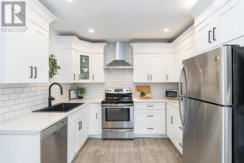 131 Rodney Street, Collingwood, ON - Indoor Photo Showing Kitchen With Upgraded Kitchen