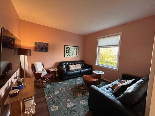 84 Jean Street, Thunder Bay, ON - Indoor Photo Showing Living Room