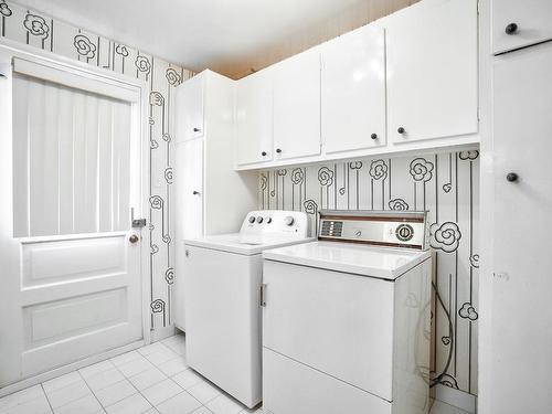 Salle de lavage - 5 Rue Roselawn, Dollard-Des-Ormeaux, QC - Indoor Photo Showing Laundry Room