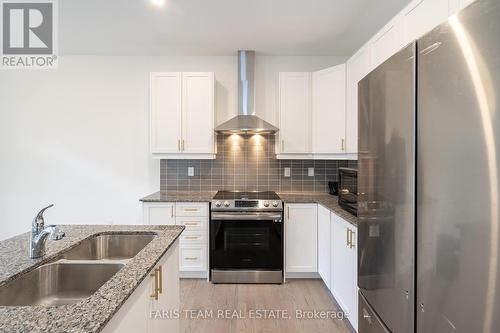 132 Ansley Road, Wasaga Beach, ON - Indoor Photo Showing Kitchen With Double Sink With Upgraded Kitchen