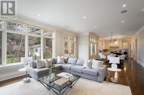 738 Balboa Drive, Mississauga, ON - Indoor Photo Showing Living Room