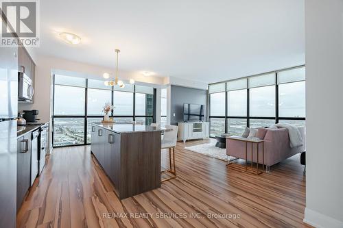 3207 - 2900 Highway 7 Road, Vaughan, ON - Indoor Photo Showing Kitchen