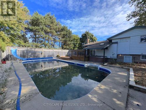 515 Grantham Avenue, St. Catharines, ON - Outdoor With In Ground Pool