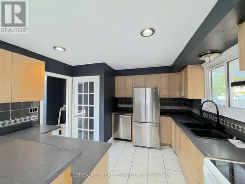 515 Grantham Avenue, St. Catharines, ON - Indoor Photo Showing Kitchen With Double Sink