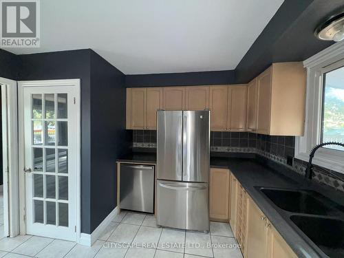 515 Grantham Avenue, St. Catharines, ON - Indoor Photo Showing Kitchen