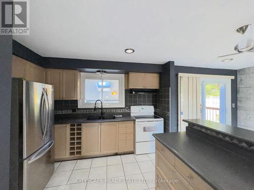 515 Grantham Avenue, St. Catharines, ON - Indoor Photo Showing Kitchen With Double Sink