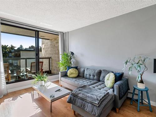 414-1745 Leighton Rd, Victoria, BC - Indoor Photo Showing Living Room