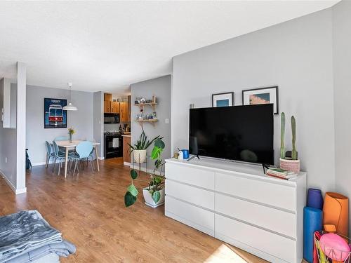 414-1745 Leighton Rd, Victoria, BC - Indoor Photo Showing Living Room