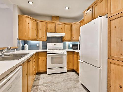 Kitchen - 215-180Z Rue Du Cercle-Des-Cantons, Bromont, QC - Indoor Photo Showing Kitchen With Double Sink